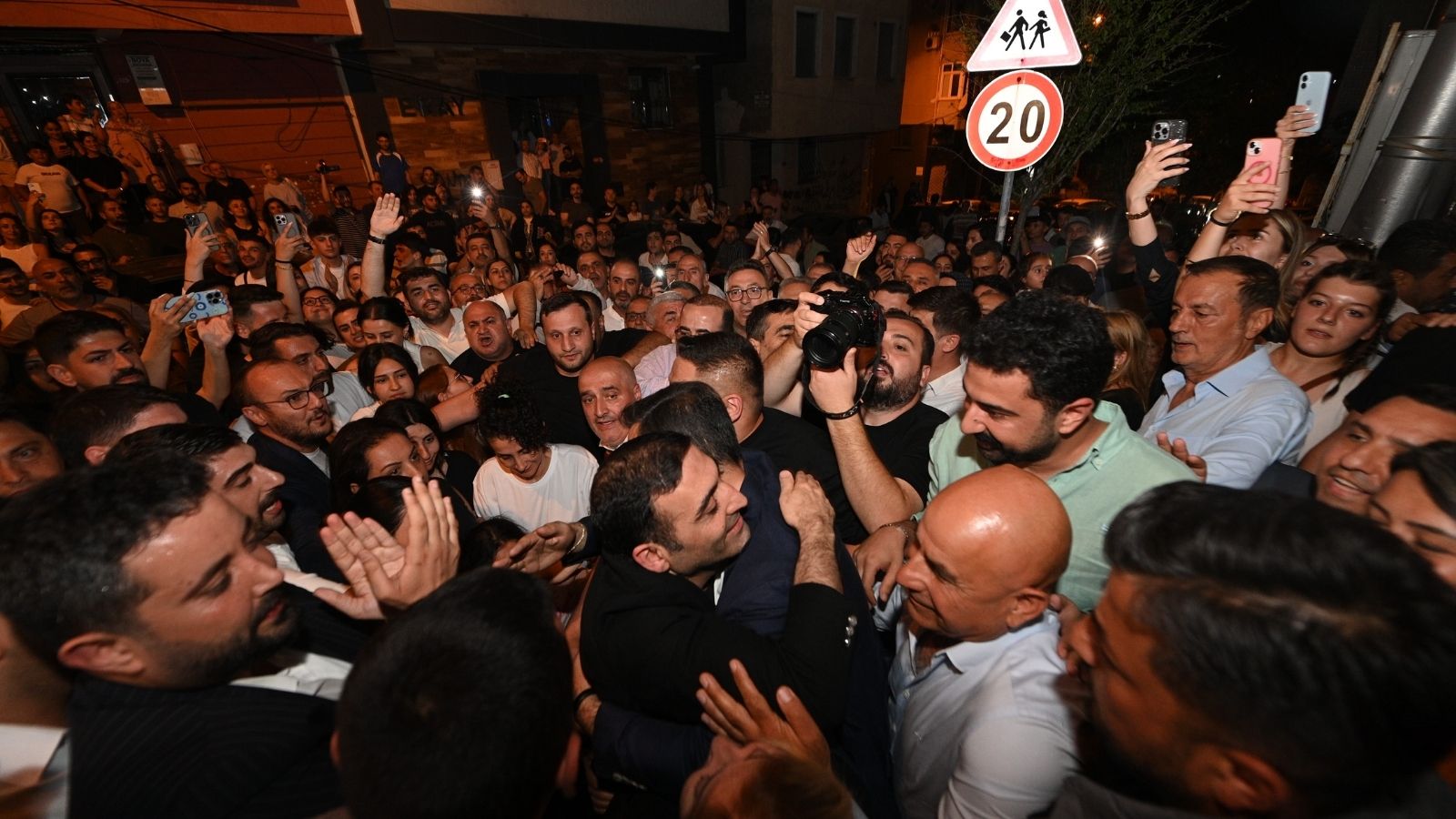 Tahliye edilen İnan Güney baba evinden seslendi: Bunu cezaevi olarak değil, demokrasi ve özgürlük nöbeti olarak gördük