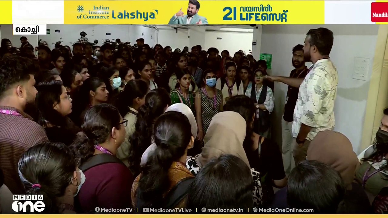 കൊച്ചിയിൽ മരംമുറിക്കാൻ കയറിയ ആൾക്ക് തലകറക്കം