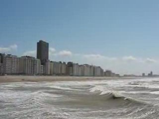 Ostende (Belgique) : skyline et mer houleuse