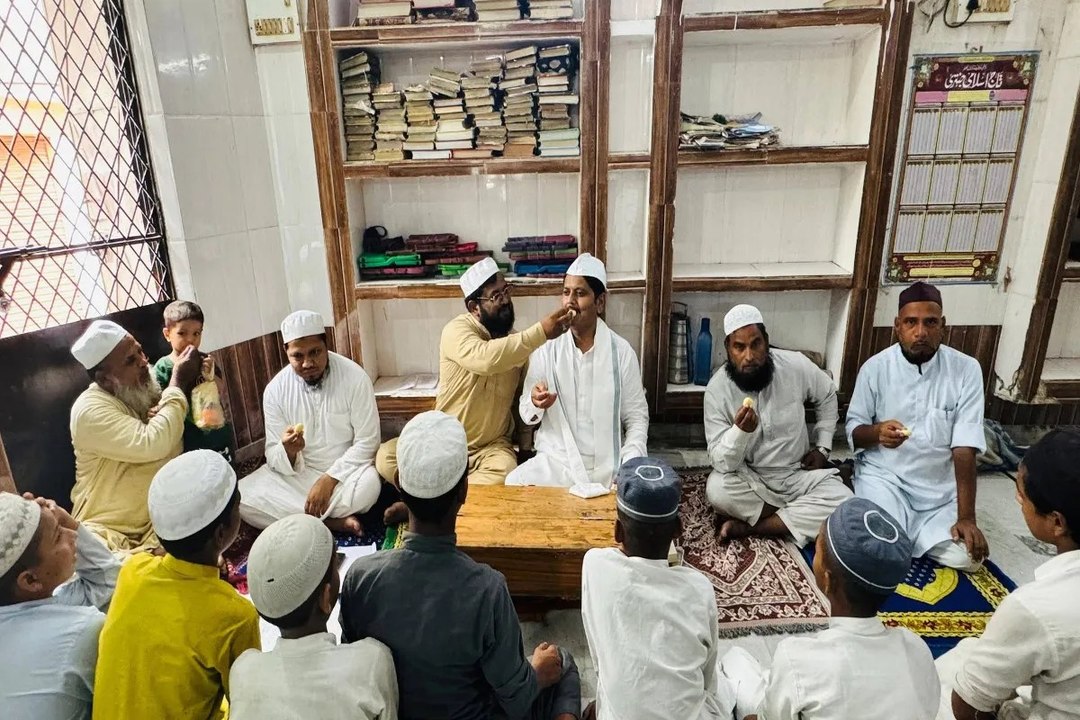 राजनाथ सिंह के जन्मदिन से पहले मदरसे में मिठाई खिलाई, बच्चों और उलेमाओं ने की विशेष दुआ