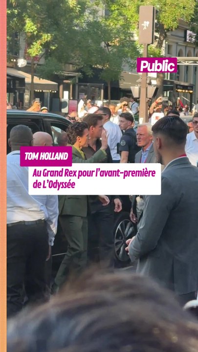 Tom Holland arrive à l’avant-première de L’Odyssée et rencontre ses fans