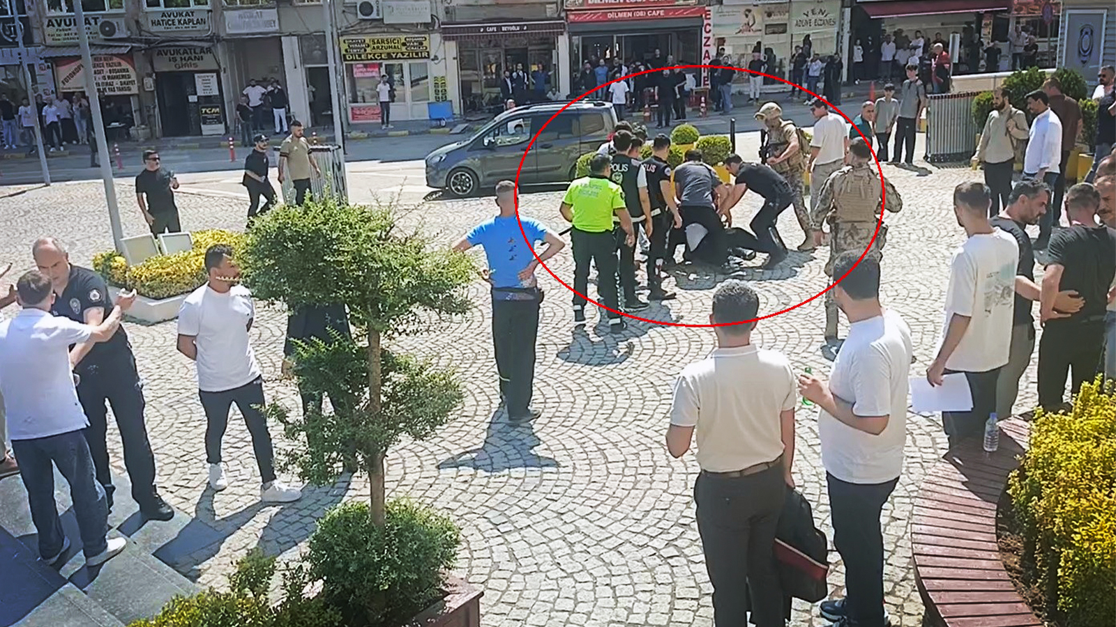 Bursa Adliyesi'nde kavga; 1'i polis 3 yaralı, 5 gözaltı