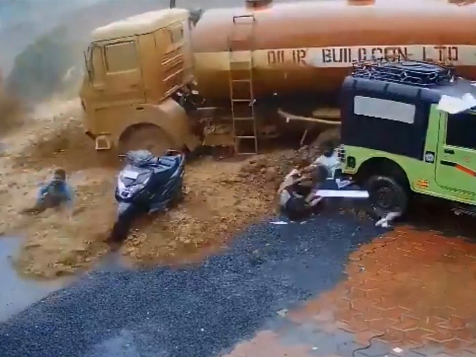 Mega-Erdrutsch schiebt Tanklaster auf Passanten