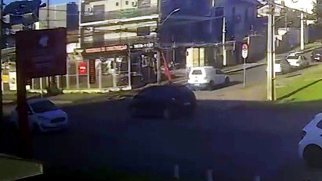 Batida entre carros deixa duas pessoas feridas e veículos vão parar na calçada, no Uberaba