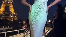 Zendaya porte une robe Louis Vuitton sur mesure à Paris, stylisée par Law Roach.