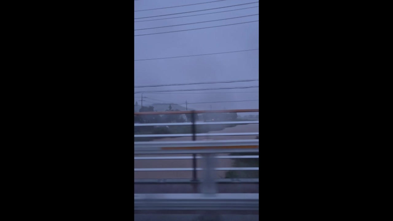 버스정류장 주변 온통 물바다...도로 침수 [제보영상]  / YTN