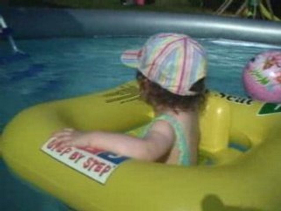 Alicia a la piscine