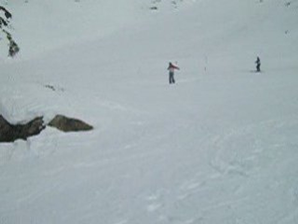 chute spectaculaire d'un inconscient en ski