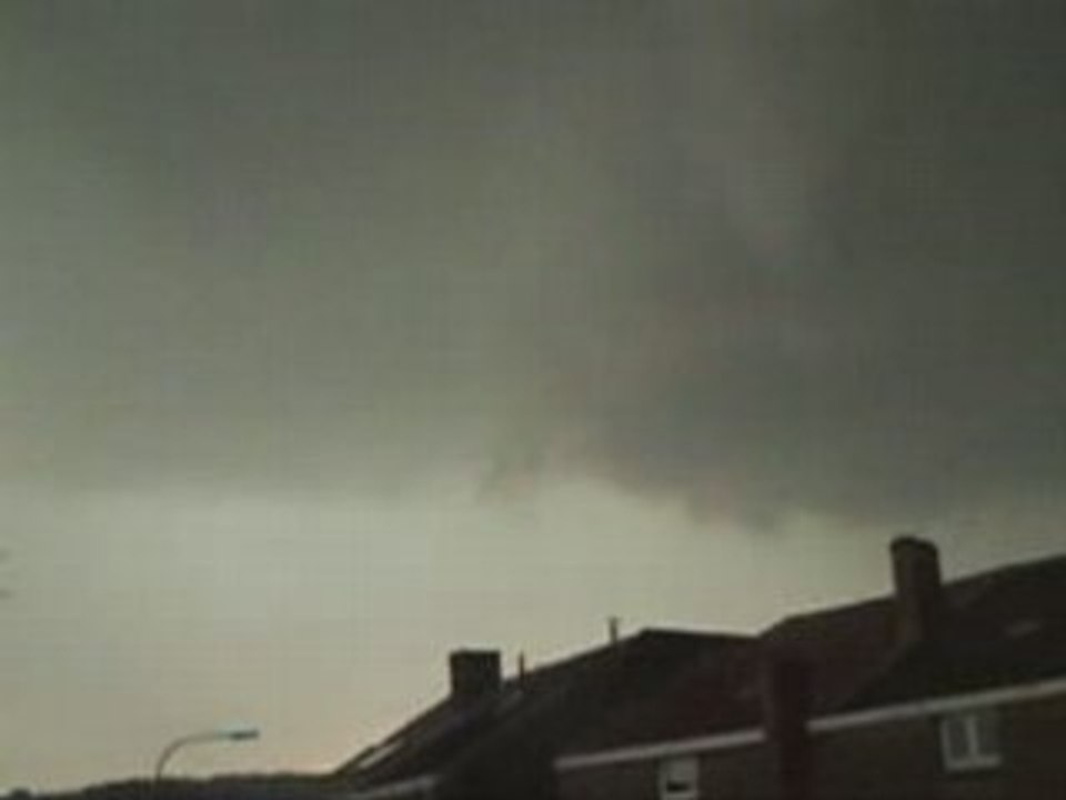 Nuage rotatif qui donnera naissance à une petite tornade...