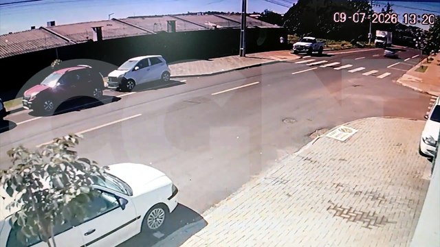 Câmera registra colisão que deixou jovens feridos no Periolo