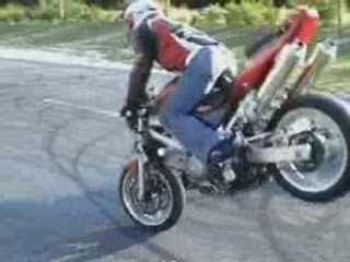 Ju11roil ces debuts en Stunt ..