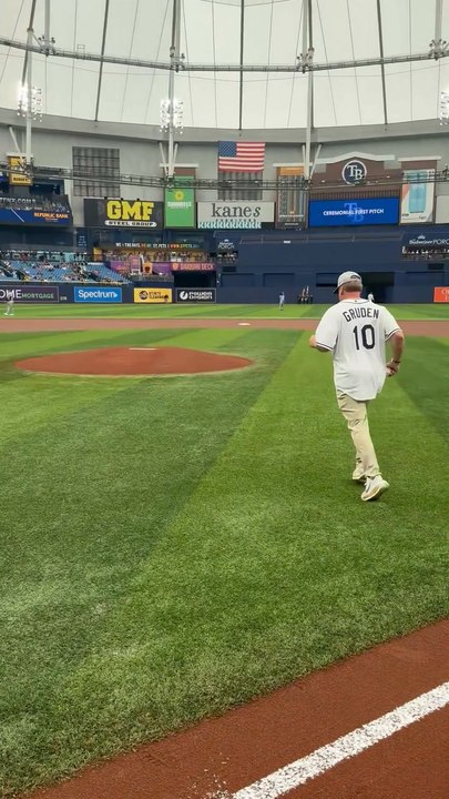 Jon Gruden throws out first pitch before Rays game