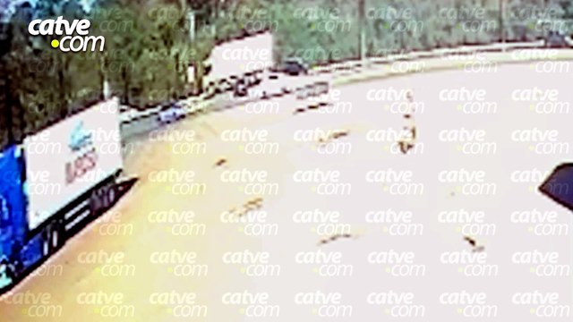 Câmera registra batida entre dois caminhões em Céu Azul