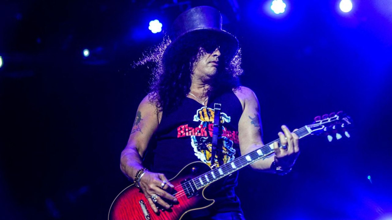 El video de la caída de Slash en pleno concierto de Guns N' Roses se volvió viral
