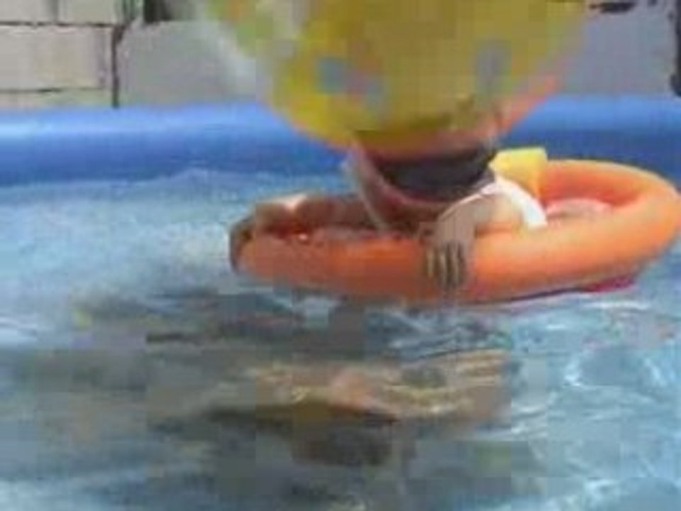 Premier bain de stella en piscine 29-06-08