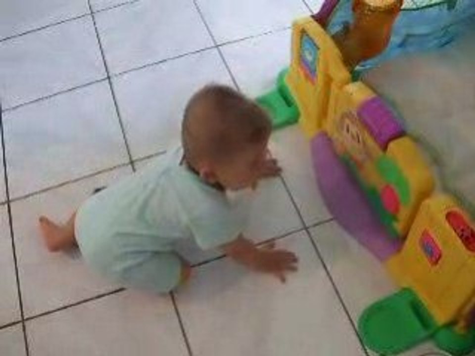 Mon fils ki marche a 4 pattes 1