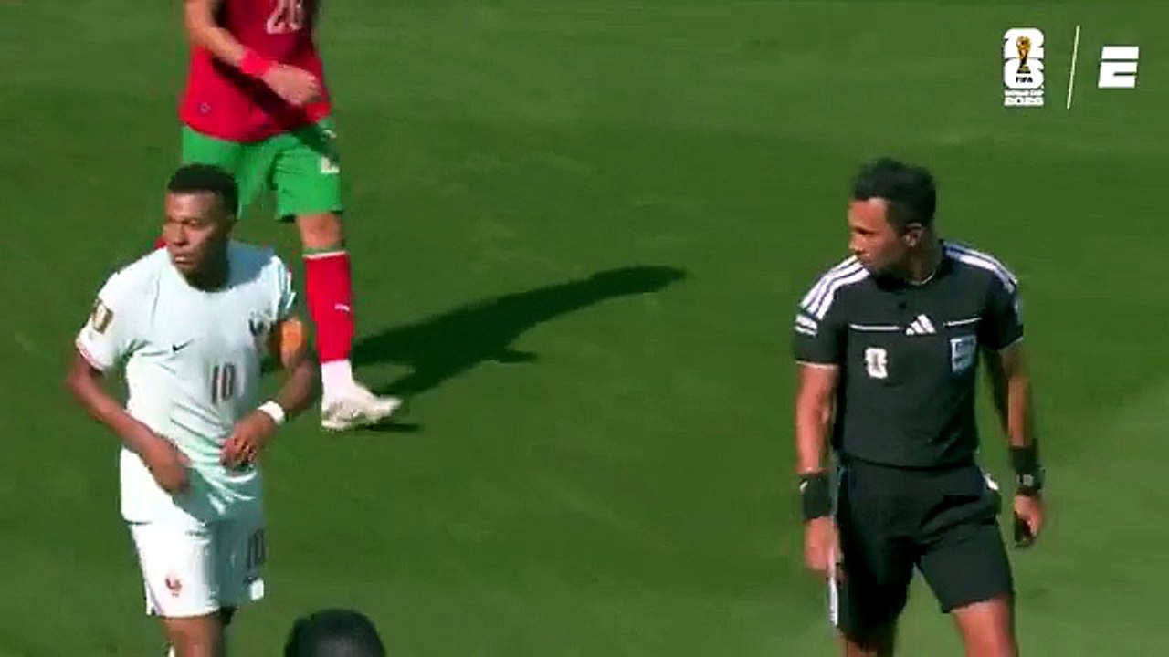 El gesto de Mbappé a Tello tras fallar el penal para Francia CORTO
