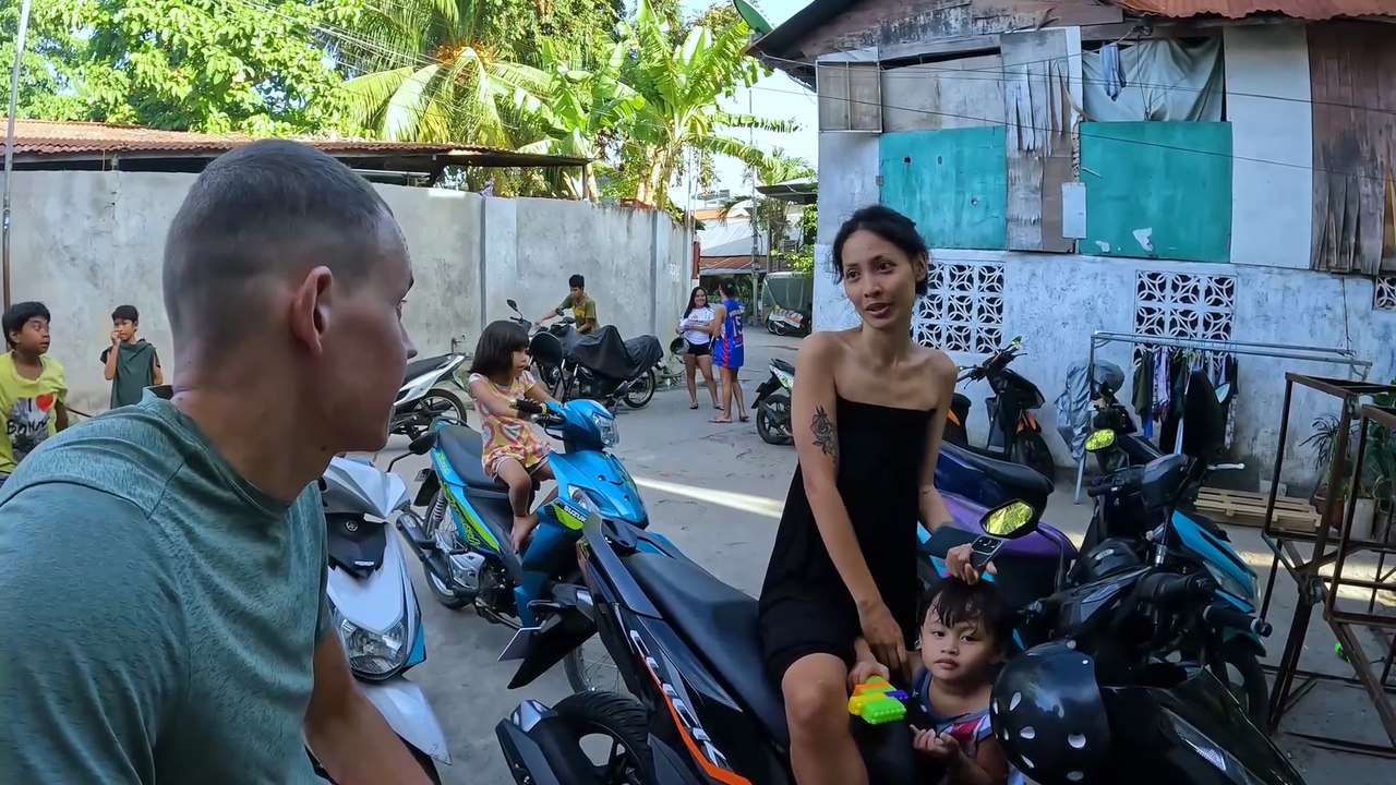 Beautiful slum girls #Philippines