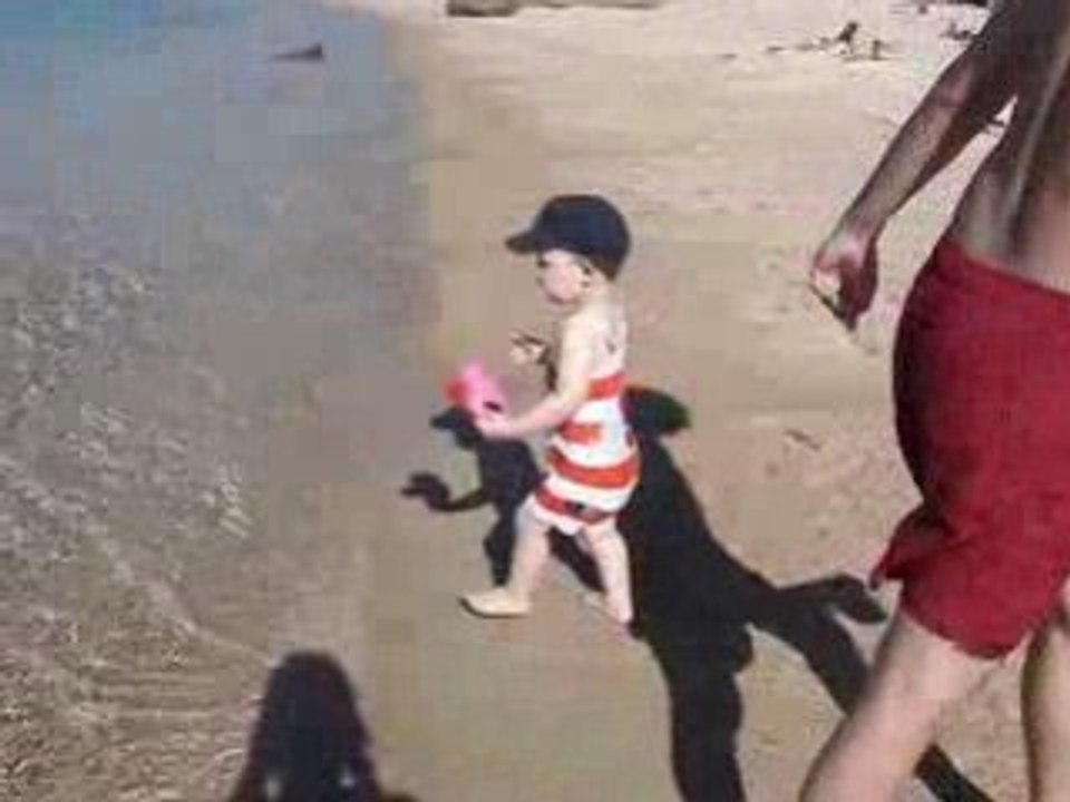 Ethan qui arrose le sable