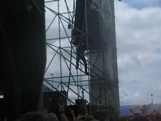 Hellfest 2008 - mec de Bleeding Through sur l'échafaudage