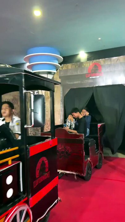 Haunted house worker in Indonesia chases kids 👻🏚️