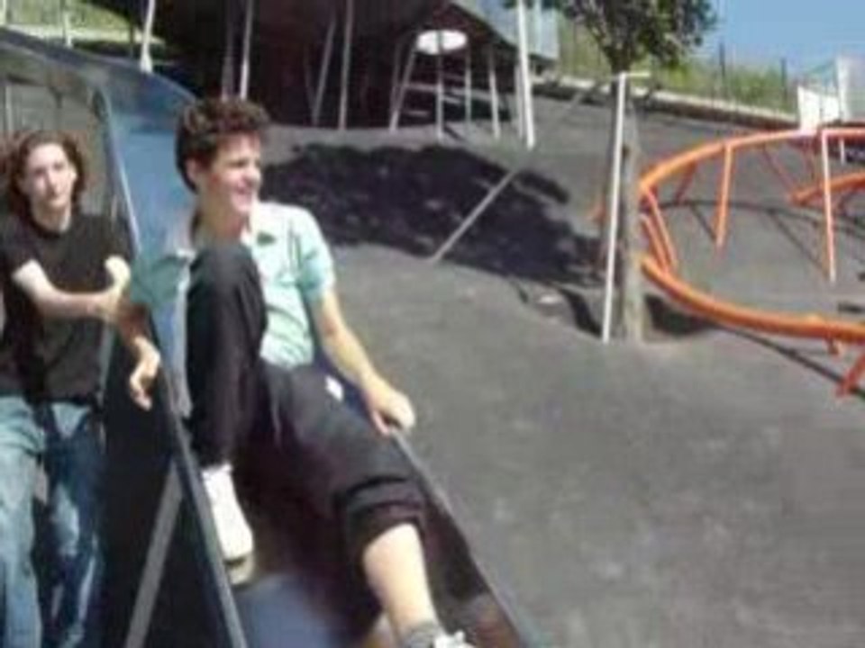 Deux bouffons au tobogan & une bouffone qui filme