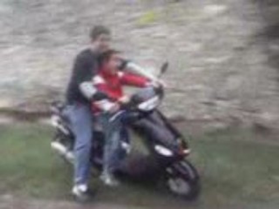 les fou du scooter 2
