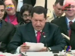 Chávez se ríe de Evo y su avión sin escalera