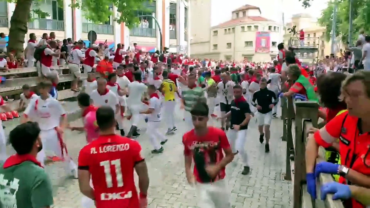 Encierro de San Fermín 2026 en la bajada al callejón y plaza de toros con ganadería de Álvaro Núñez