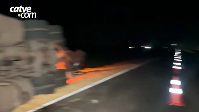 Carreta carregada com soja tomba na BR-163 e motorista fica ferido em Sede Alvorada