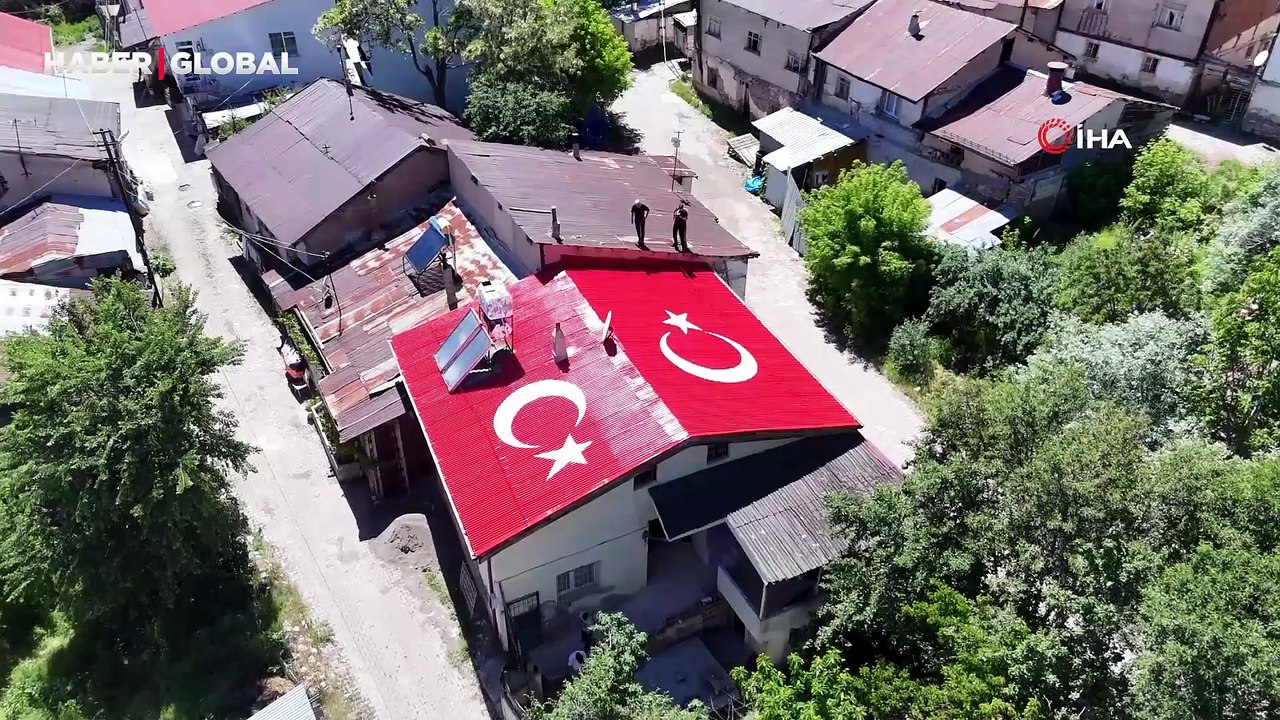 Vatan sevgisini evinin çatısına işledi