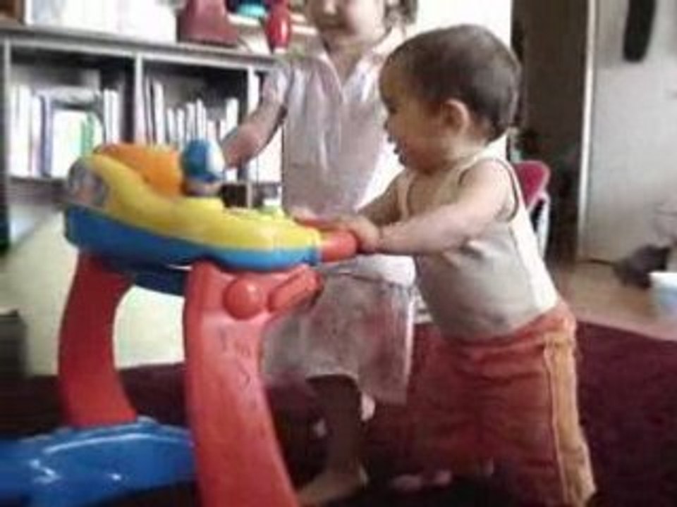 Noam pousse et danse