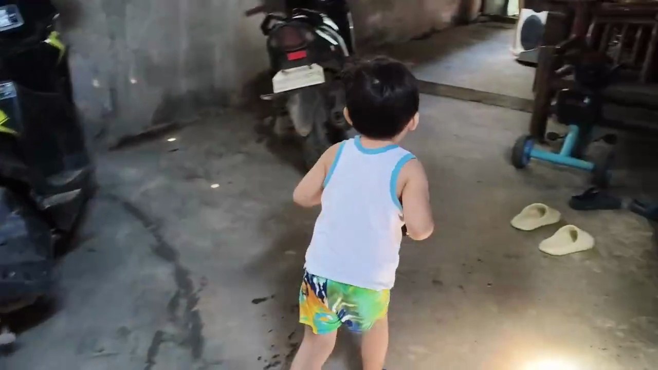 Sipat Si Grey: Nalingaw Og Pamisirit Og Tubig Gamit Ang Iyang Water Gun Sa Nagcamera