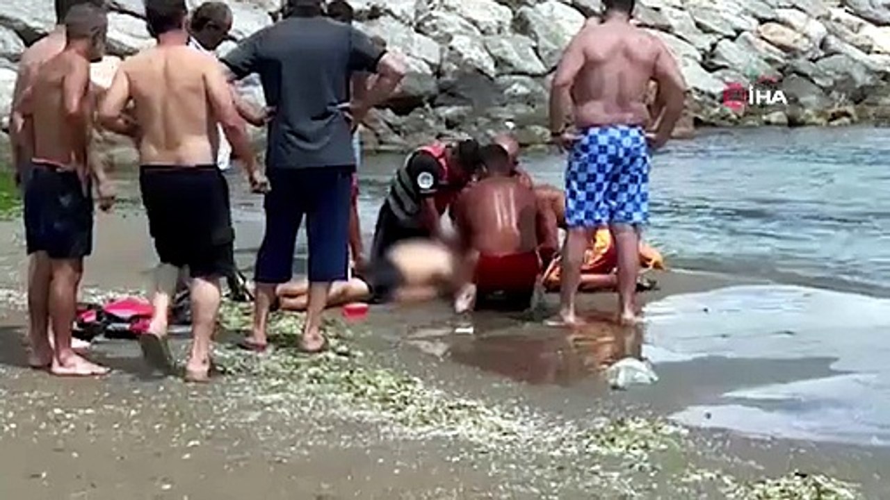 Denizde fenalaşan vatandaşa dakikalarca kalp masajı yapıldı