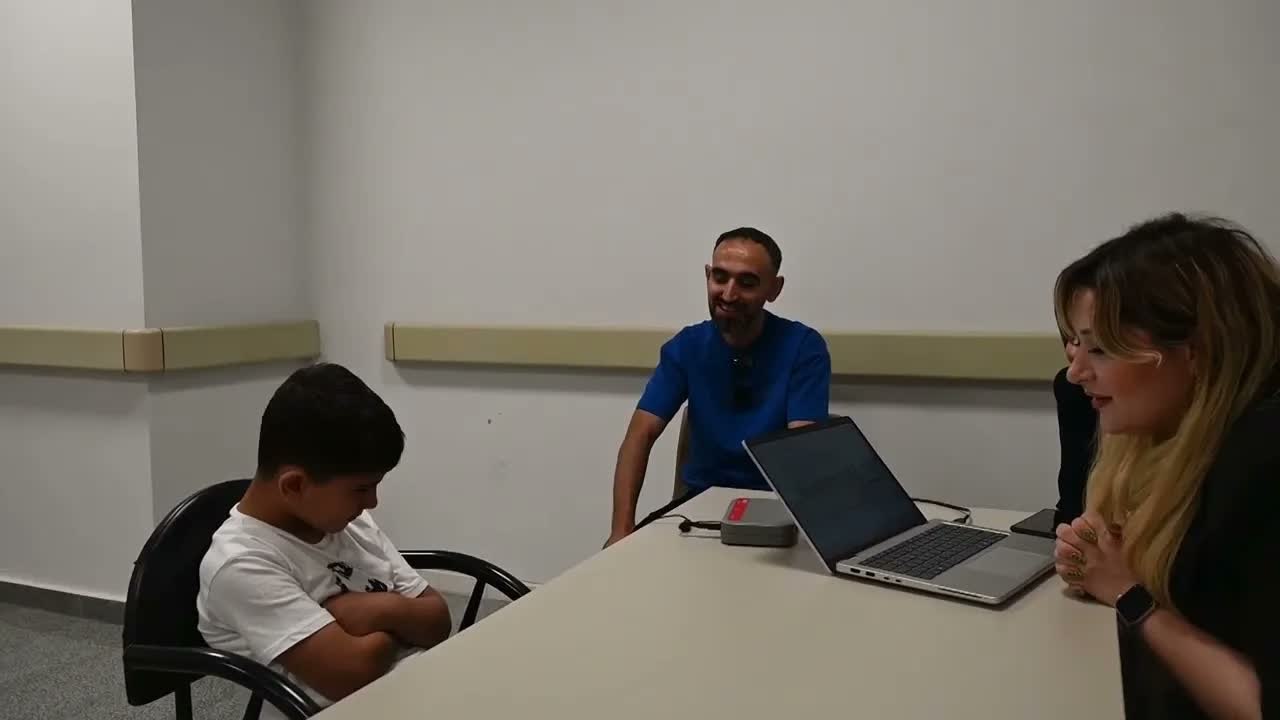 1 yıl sonra anne ve babasının sesini duydu: Gözyaşlarına boğuldu