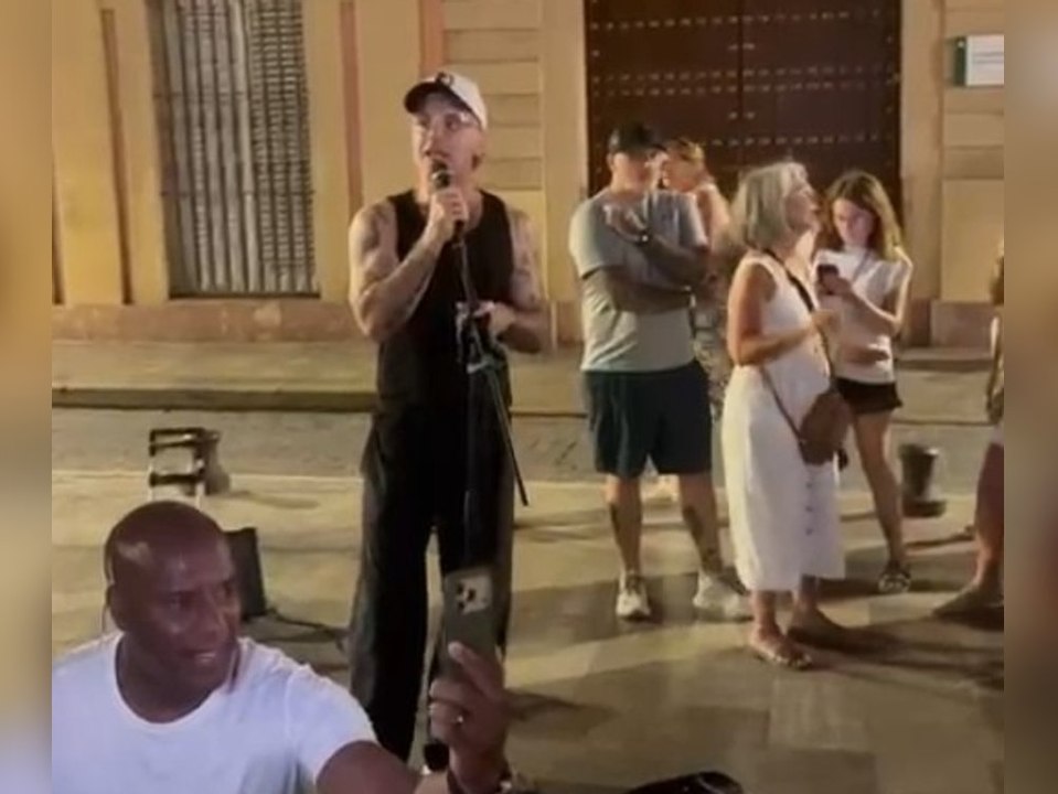 Spontanes straßenkonzert: robbie williams singt "angels" mit fans