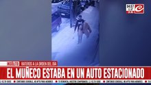 Se robó un peluche gigante y quedó escrachado por las cámaras