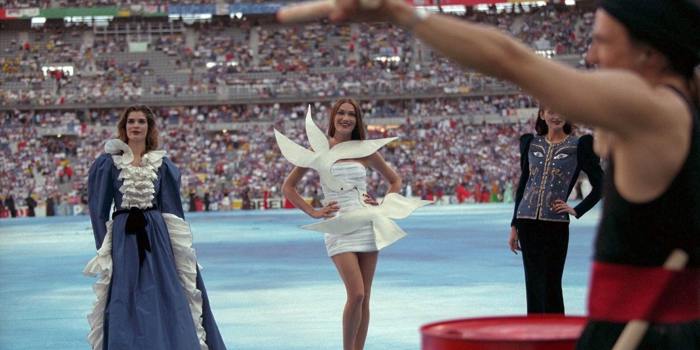 12 juillet 1998 : le jour où les créations d'Yves Saint Laurent ont défilé sur la pelouse du Stade de France