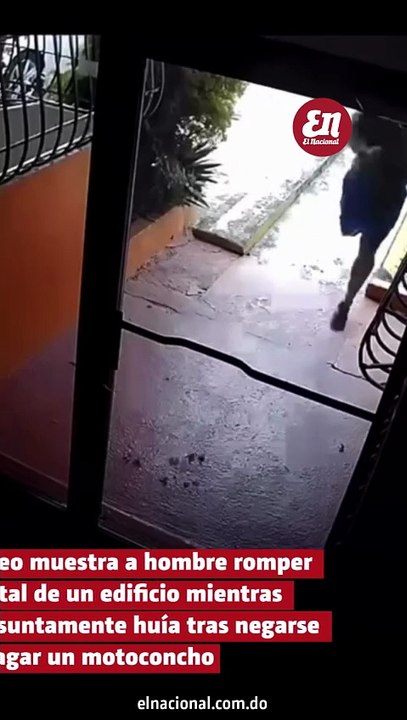 Video muestra a hombre romper cristal de un edificio mientras huía tras negarse a pagar un motoconcho