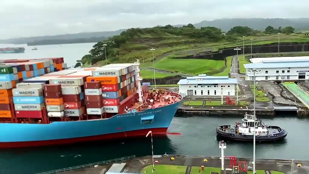 Entrée du navire Maersk Skarstind, dans le canal de Panama, à l'écluse d'Agua Clara, du côté Atlantique, le 22 juin 2026. (accéléré x3)