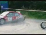 Accident saxo perd ses roues lors d'une course de rallye