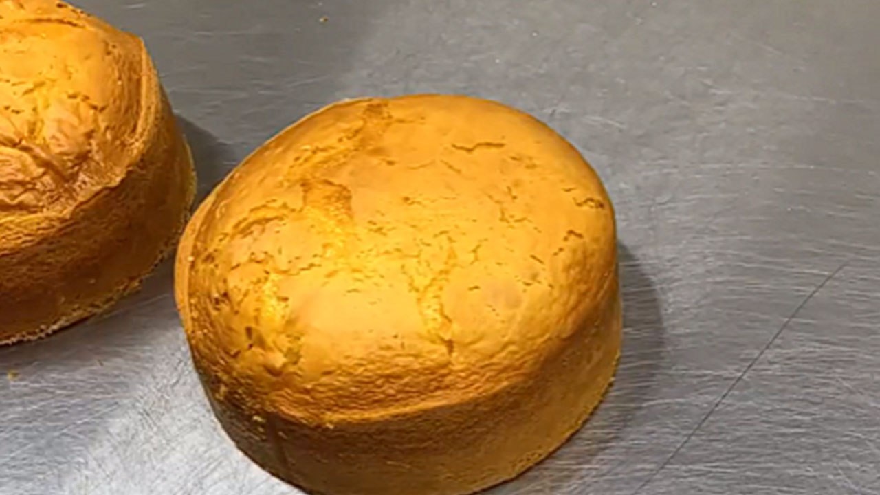 Looks like a lemon, tastes like buttercream: The fine art of making a Lemon-shaped cake *Tutorial*