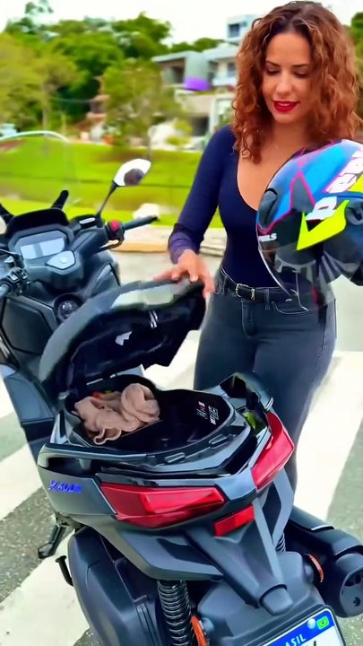 Yamaha XMAX : le scooter qui donne le sourire ! Vie urbaine au top