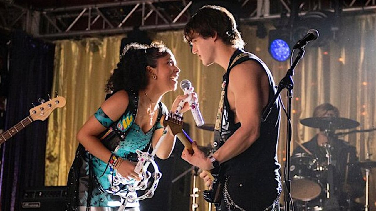 Julie and the Phantoms: In der Netflix-Serie entdeckt ein Mädchen nach dem Verlust ihrer Mutter durch eine Geister-Band ihre Liebe zur Musik neu