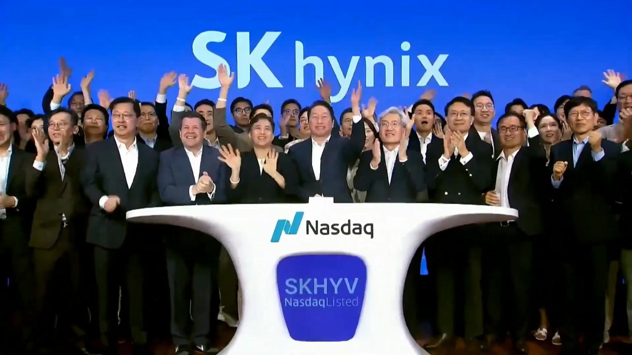 SK하이닉스, 미국 나스닥 입성...'개장 타종' 행사 최태원 회장 등 대거 참석 /...