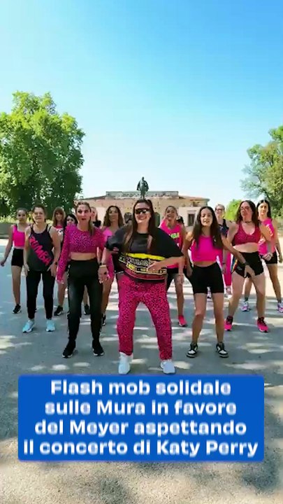 Flash mob solidale sulle Mura in favore del Meyer aspettando il concerto di Katy Perry