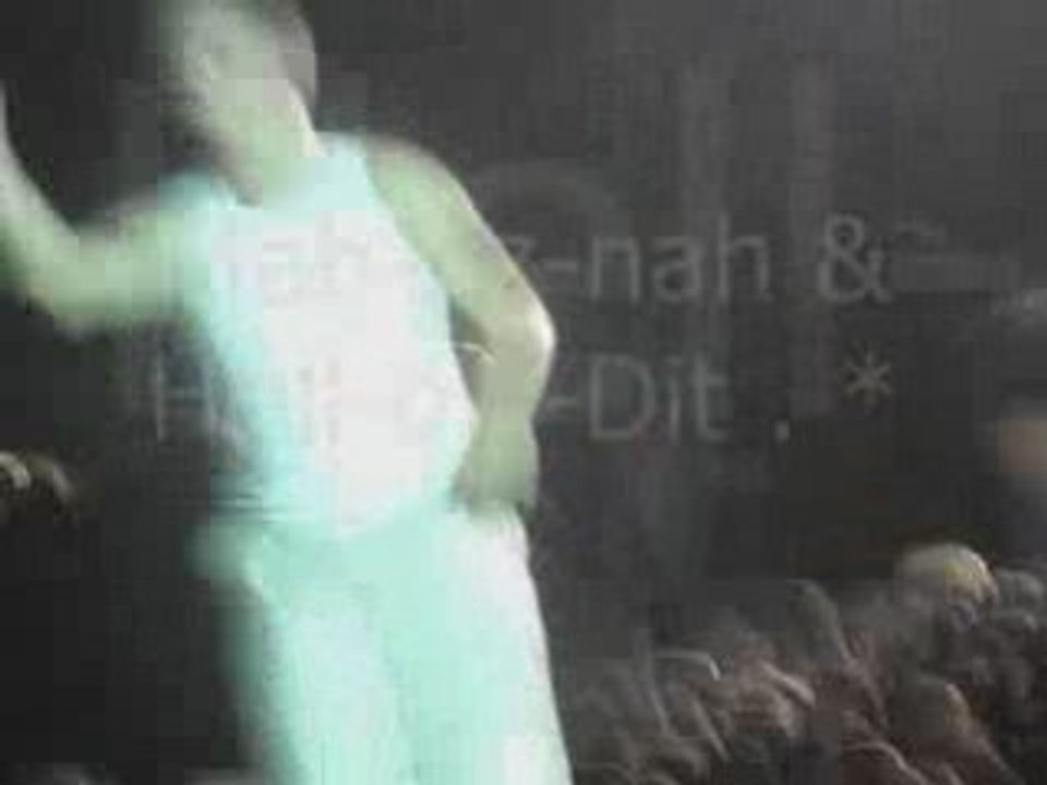 TOKIO HOTEL AU PARC DES PRINCES GUSTAV LANCE SES BAGUETTES .