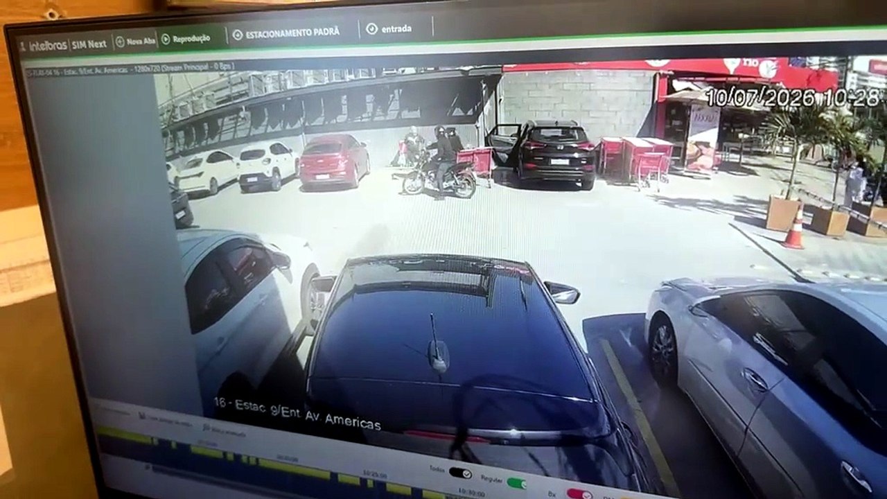 Homem é baleado em tentativa de assalto na porta de supermercado no Recreio