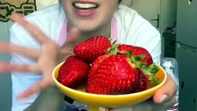MOCHIS sans farine de riz gluant ?? On teste la recette tendance TikTok 🤔 Vidéo inspirée de@subtleasian.baking🍓#recette #hackfood #crastestfood #recettedetestdaccident #mochis #mochi #mochifraise #mochifacile #recettemochi #recettefacile #daifuku