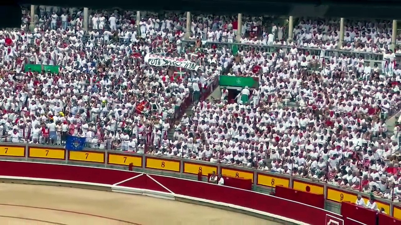 Pitada en la Plaza de Toros de Pamplona a una pancarta contra la selección española